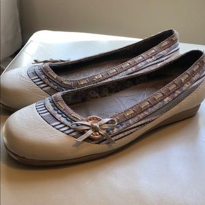 Like New!! Bobbi Blu Cream Flats
